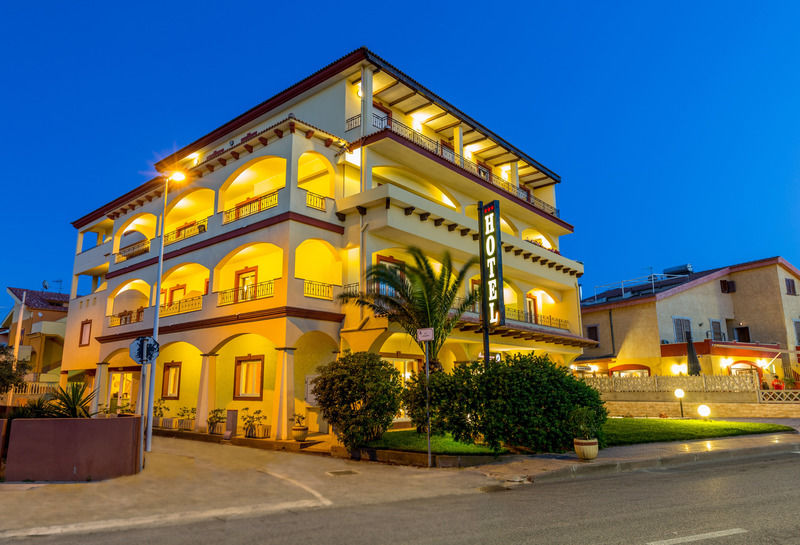Hotel Rosa Dei Venti Castelsardo Exterior photo