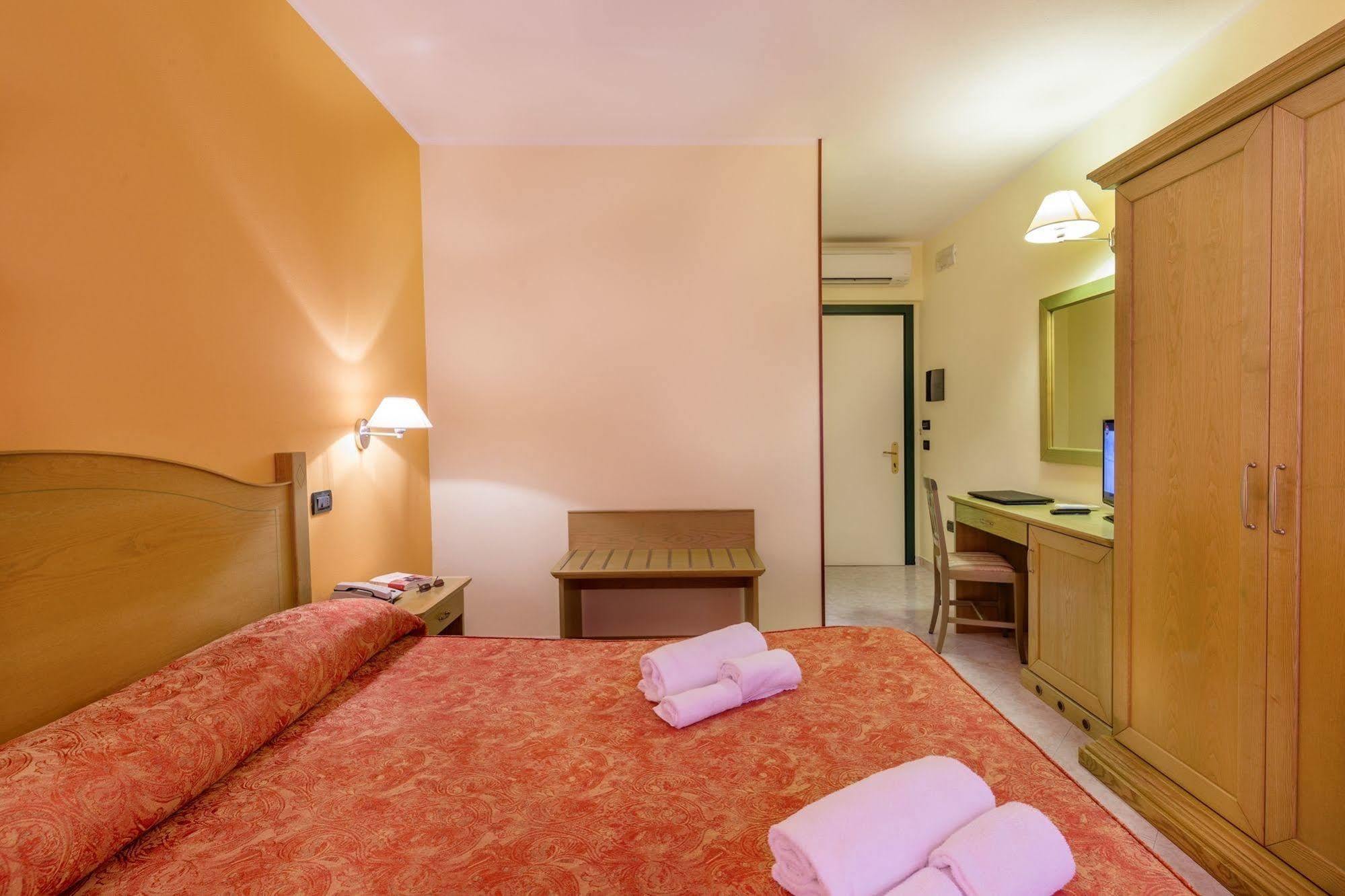 Hotel Rosa Dei Venti Castelsardo Exterior photo
